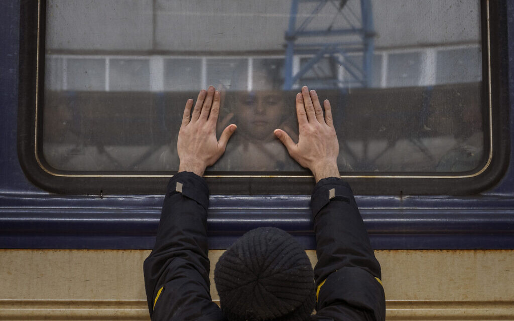 კიევის რკინიგზის სადგური მამა ემშვიდობება 5 წლის შვილს, რომელიც დედასთან ერთად ლვოვისკენ მიემართება