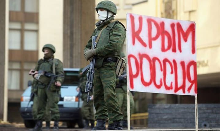 არაიდენტიფიცერაბადი სამხედრო ყირიმში, წარწერა - ყირიმი რუსეთია. 2014 წლის მარტი